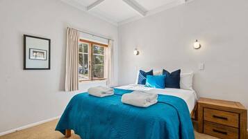 Desk, iron/ironing board, WiFi, bed sheets