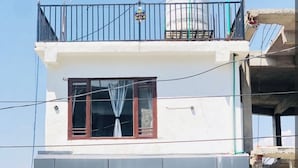 Un edificio de dos pisos con un letrero que dice 'The 47th Haven Homestay'.