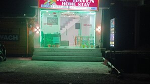 Casa de huéspedes en la calle 4ta con recepción, una escalera y un cartel que indica habitaciones disponibles.