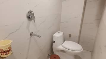 Classic Room | Bathroom | Shower, slippers, towels