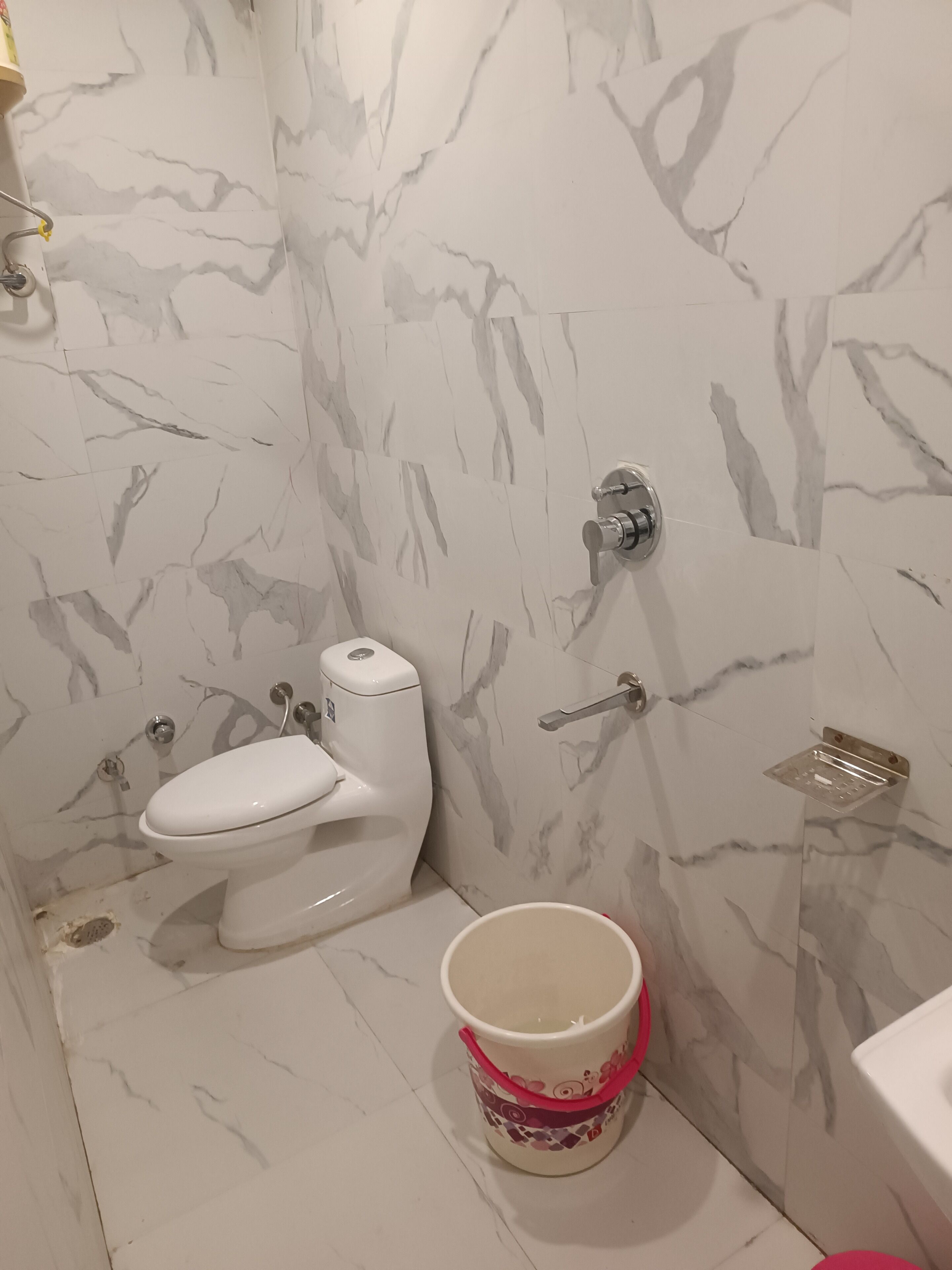 Chambre Double Deluxe | Salle de bain | Douche, chaussons, serviettes fournies