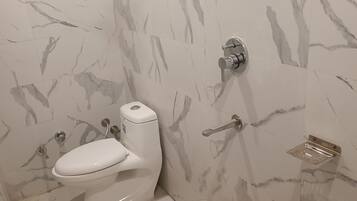 Chambre Double Deluxe | Salle de bain | Douche, chaussons, serviettes fournies