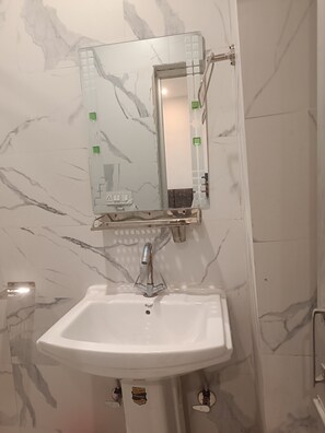 Deluxe Double Room | Bathroom | Shower, towels - THE 47TH HEAVEN HOMESTAY (Dalhousie)