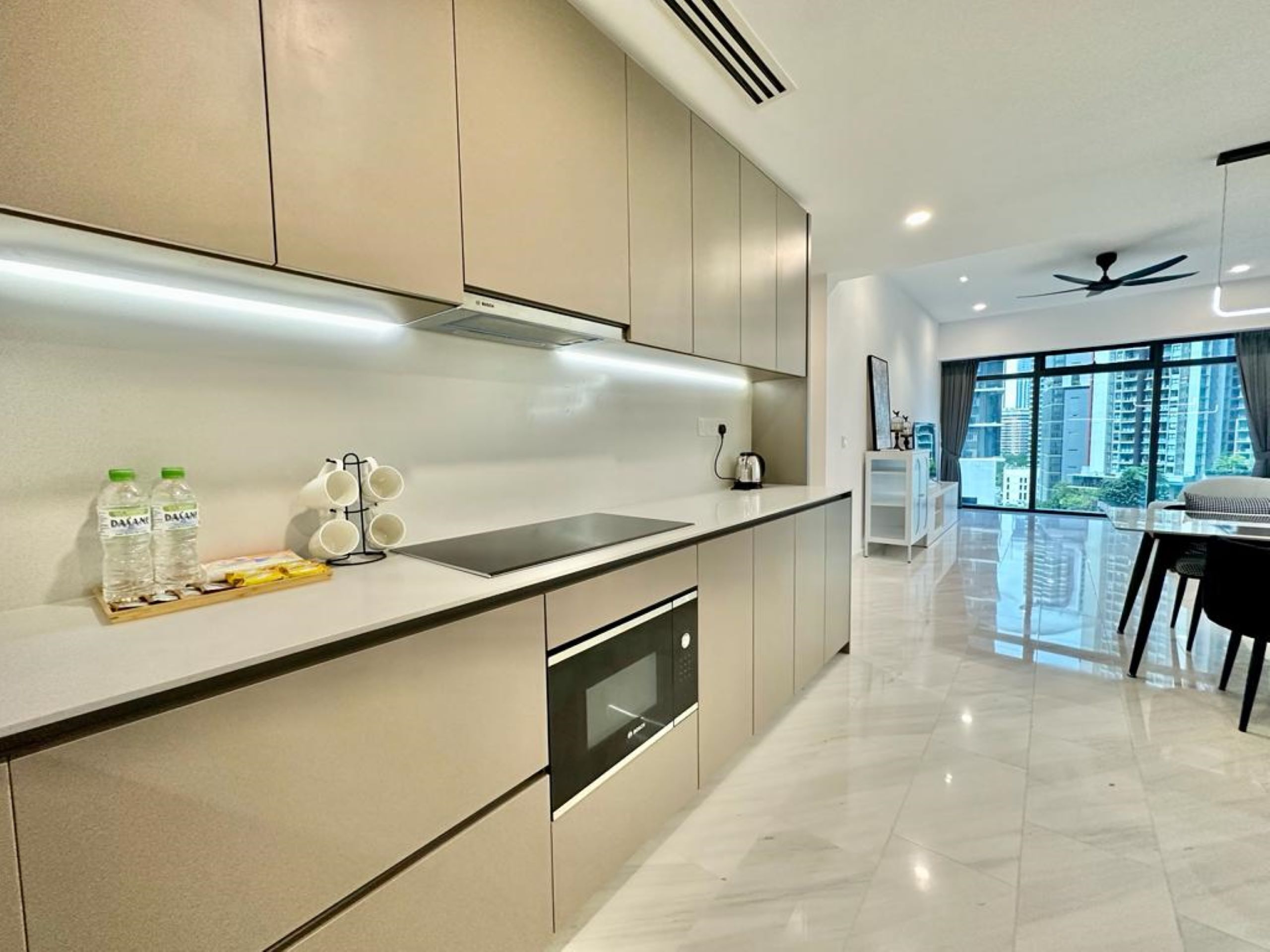 Suite Deluxe | Cuisine privée | Réfrigérateur, micro-ondes, plaque de cuisson, lave-vaisselle
