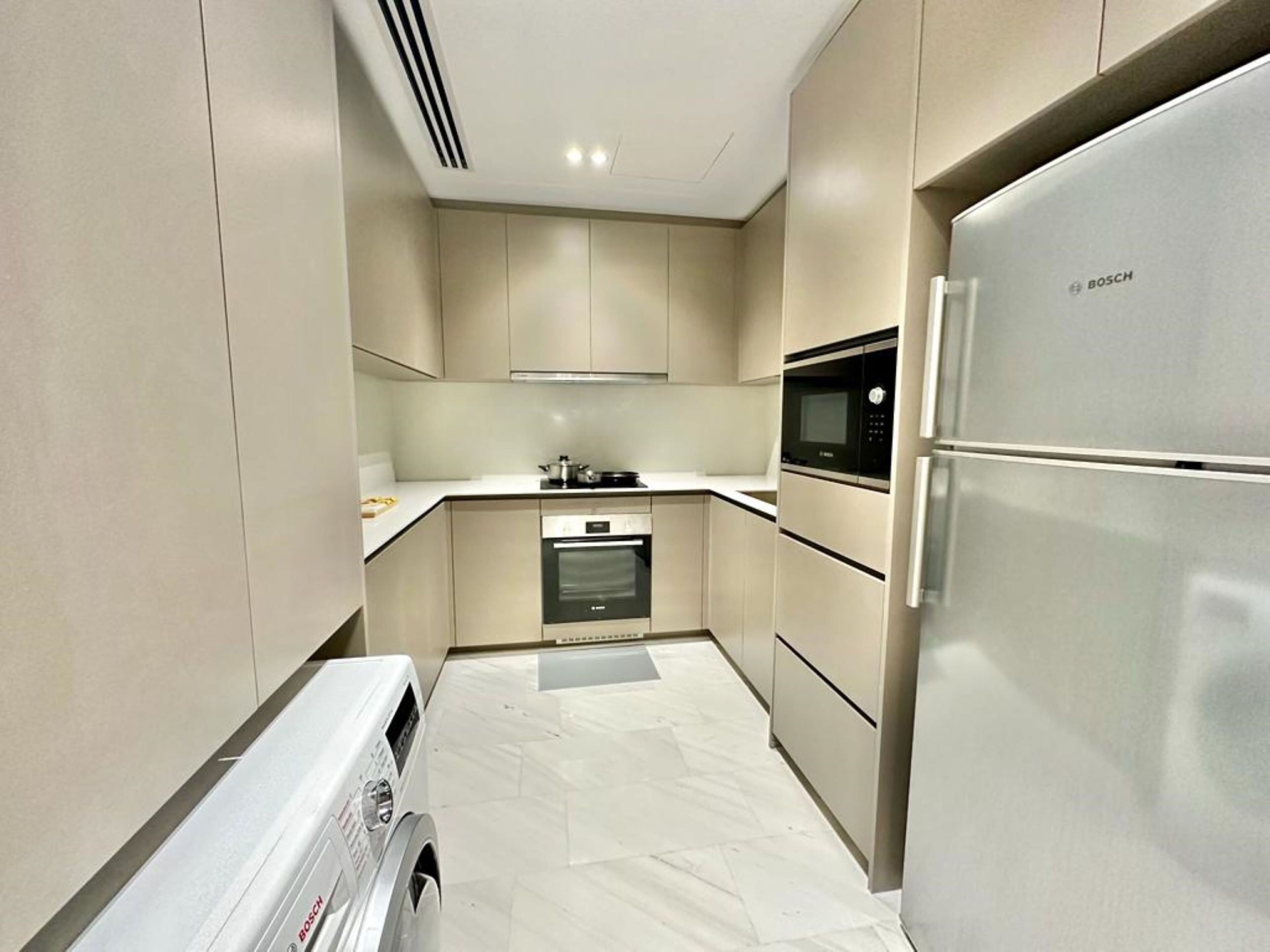 Suite estándar | Cocina privada | Frigorífico, microondas, placa de cocina y lavavajillas