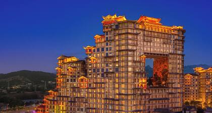 Hampton by Hilton Zhangjiajie 72 Strange Building