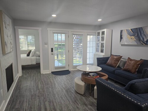 2BD/2BA Luxury North Dallas Condo w/ Private Garage