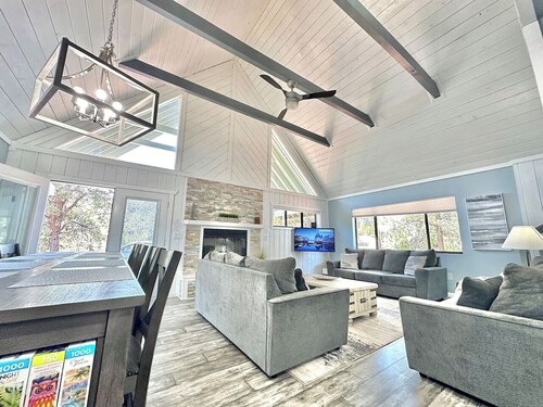 Upscale Mountain Retreat in Peaceful Pines!