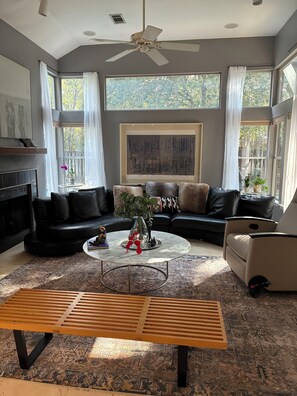 Smart TV - The Woodlands Fun House - Pool, hot tub, zip line, tree house, gym eq, chickens! (Spring)