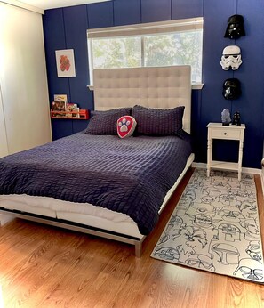 Iron/ironing board, WiFi, bed sheets - The Woodlands Fun House - Pool, hot tub, zip line, tree house, gym eq, chickens! (Spring)