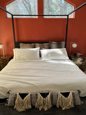 Iron/ironing board, WiFi, bed sheets - The Woodlands Fun House - Pool, hot tub, zip line, tree house, gym eq, chickens! (Spring)