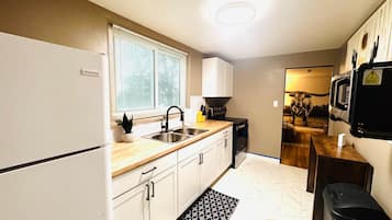 Geladeira, micro-ondas, fogão, cooktop