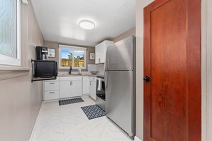 Fridge, microwave, oven, stovetop - The Wildflower Hideout (Cheyenne)