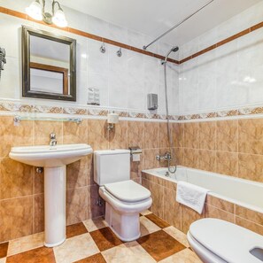 A bathroom with a sink, toilet, bathtub, and shower. - Hotel Leku Eder (San Sebastián)