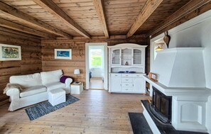 Smart TV, fireplace - 4 bedroom beautiful home in Rong (Rong)