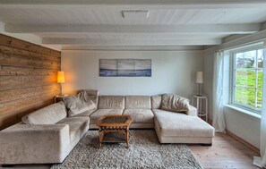 Smart TV, fireplace - 4 bedroom beautiful home in Rong (Rong)