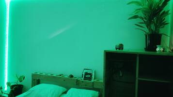 Iron/ironing board, WiFi, bed sheets
