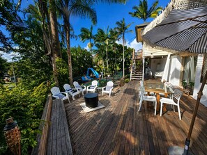 Outdoor dining - Spacious Family Retreat with Pool, Waterslide & Dual Living Minutes from Beaches (Kuluin)