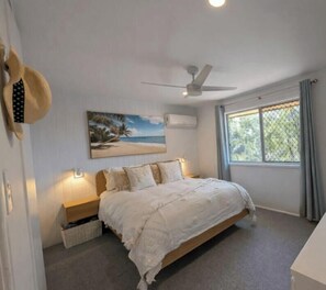 Room - Spacious Family Retreat with Pool, Waterslide & Dual Living Minutes from Beaches (Kuluin)