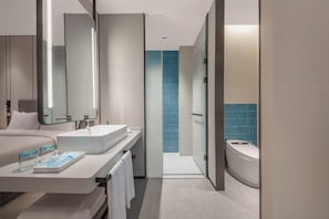 Un baño moderno con lavamanos doble, un espejo grande, inodoro y zona de ducha.