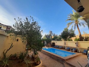 Outdoor pool - apartment at guesthouse in beautiful Luxor with AC and access to swimming pool (Luxor Governorate)