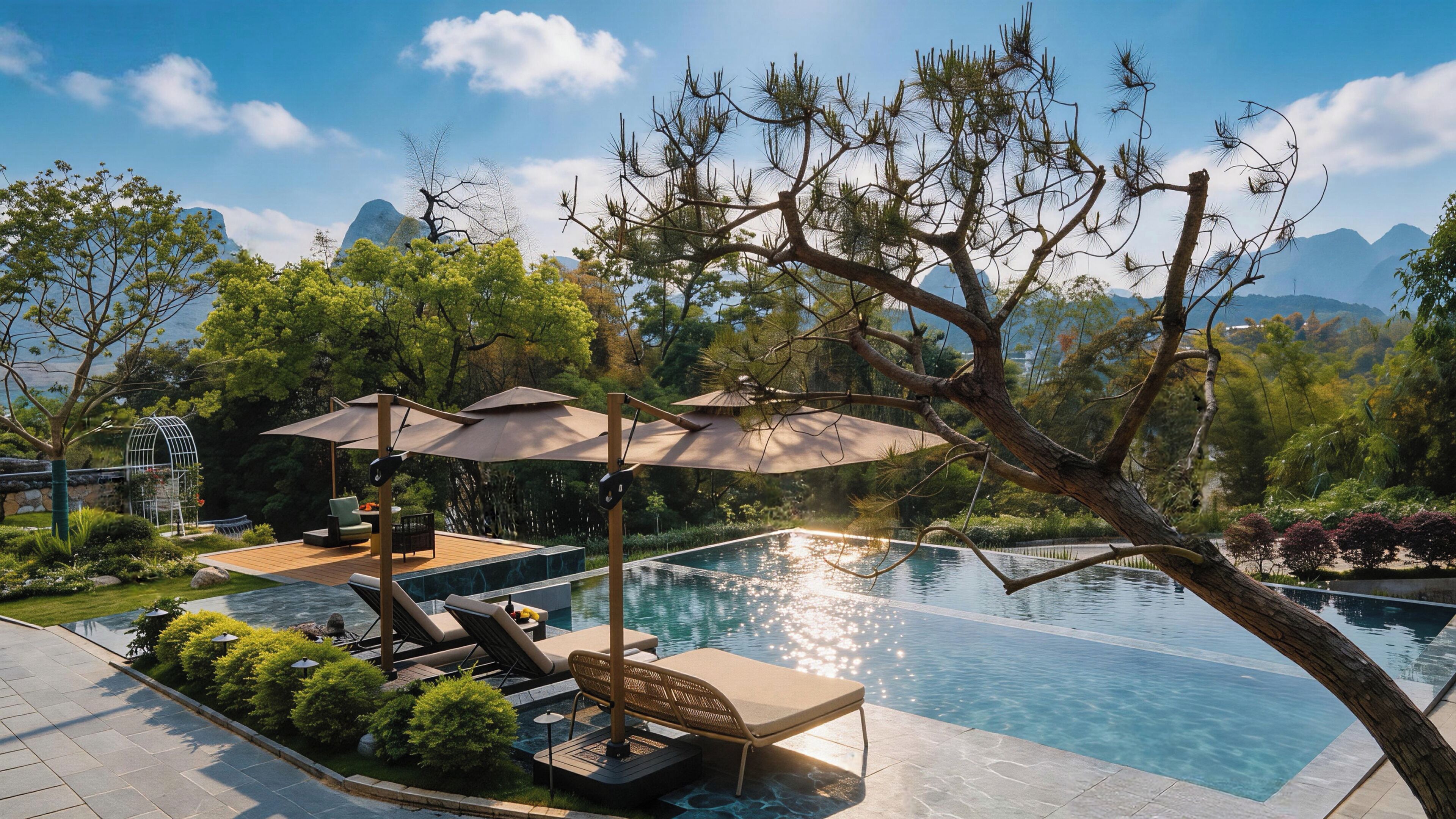 Una piscina al aire libre, sombrillas, sillones reclinables de piscina