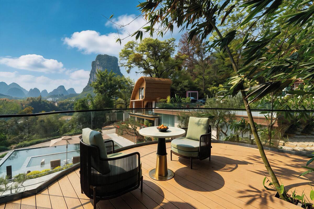 Un espacio moderno al aire libre con piscina, una estructura de madera y vistas a montañas.