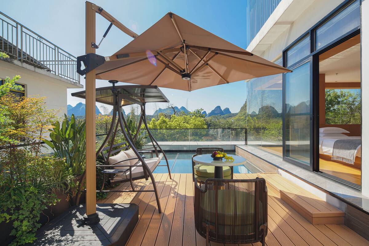 Una terraza moderna al aire libre con piscina, zona de comedor y dormitorio con vistas.