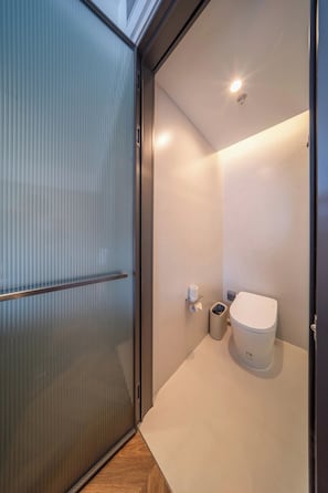 Chambre Double Supérieure | Salle de bain | Douche, articles de toilette gratuits, sèche-cheveux, chaussons