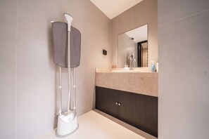 Iron/ironing board - Verse Manor Hotel Shanghai (Huangpu District shanghai)