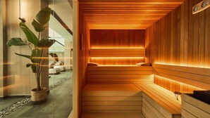 Ein modernes Spa mit Holzverkleidung, einer Rezeption und einer großen Topfpflanze.