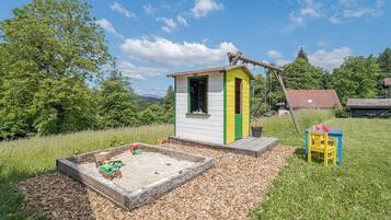Casa família, 1 quarto, micro-ondas, ao lado da montanha (Lodge Trtinka /w Terrace & BBQ in) | Área infantil