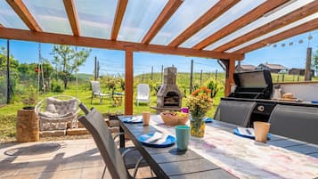 Casa família, 1 quarto, micro-ondas, ao lado da montanha (Lodge Trtinka /w Terrace & BBQ in) | Opções para refeição ao ar livre