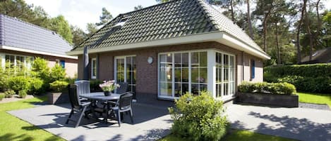 Villa | Outdoor dining