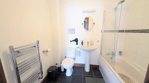 Ein Badezimmer mit Toilette, Waschbecken und Dusche.