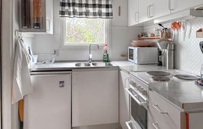 Coffee/tea maker, fridge, microwave, stovetop - Awesome home in Vibble with WiFi (Vibble)
