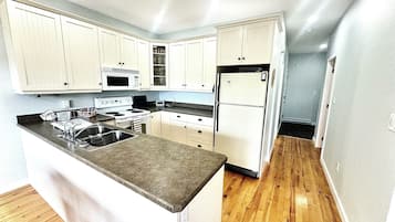 Coffee/tea maker, fridge, microwave, oven