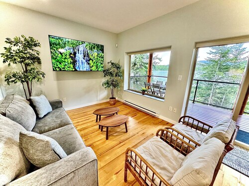 Lakeside Hot Tub Family-Friendly Cozy Retreat - Shuswap, BC | Bossa Nova Lodge