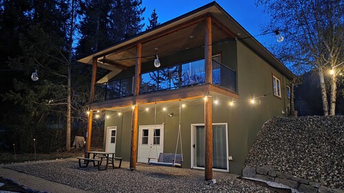 Lakeside Hot Tub Family-Friendly Cozy Retreat - Shuswap, BC | Bossa Nova Lodge