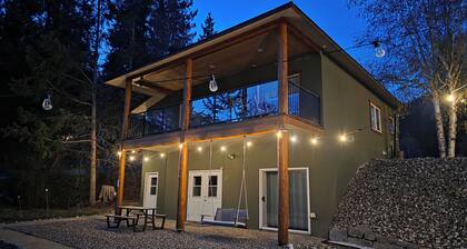 Lakeside Hot Tub Family-Friendly Cozy Retreat - Shuswap, BC | Bossa Nova Lodge
