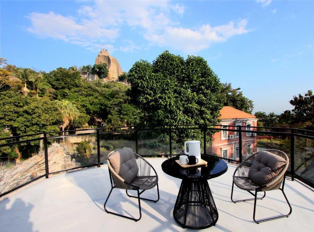 Habitación Deluxe doble, balcón, vistas al patio | Restaurante al aire libre