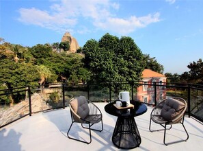 Deluxe-Doppelzimmer, Balkon, Blick auf den Innenhof | Speisen im Freien