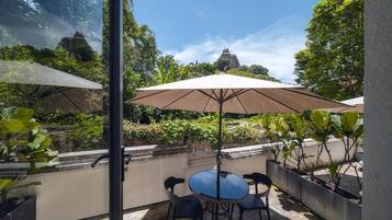Habitación Confort doble, balcón, vistas al patio | Restaurante al aire libre