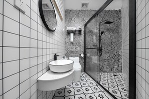 Doppelzimmer, Terrasse, Blick auf den Innenhof | Badezimmer