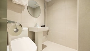 Wellness | Banheiro | Secador de cabelo, chinelos, toalhas de banho, shampoo