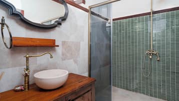 Economy Double Room | Bathroom | Shower, hair dryer, towels, soap