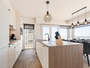 Wasserkocher mit Kaffee-/Teezubehör, Kühlschrank, Mikrowelle, Herdplatte
