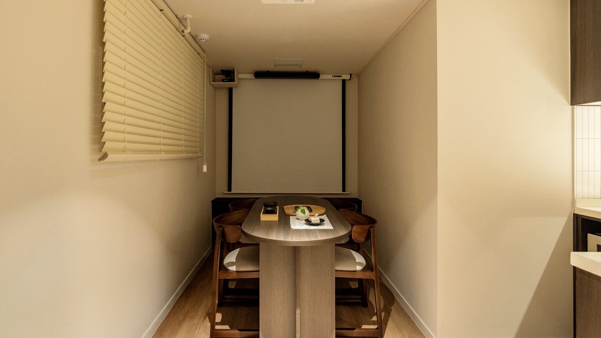 Deluxe | Cortinas blackout, quartos à prova de som, Wi-Fi de cortesia