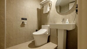 Chambre Double | Salle de bain | Douche, sèche-cheveux, serviettes fournies, shampoing