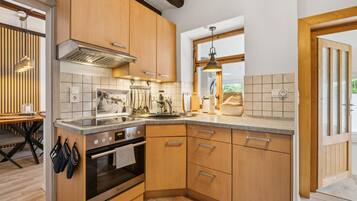 Coffee/tea maker, fridge, microwave, oven